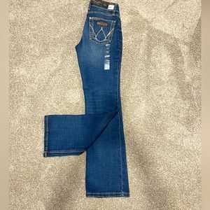 Size 5 Wrangler Women's Retro Mae Mid Rise Stretch Boot Cut Jean